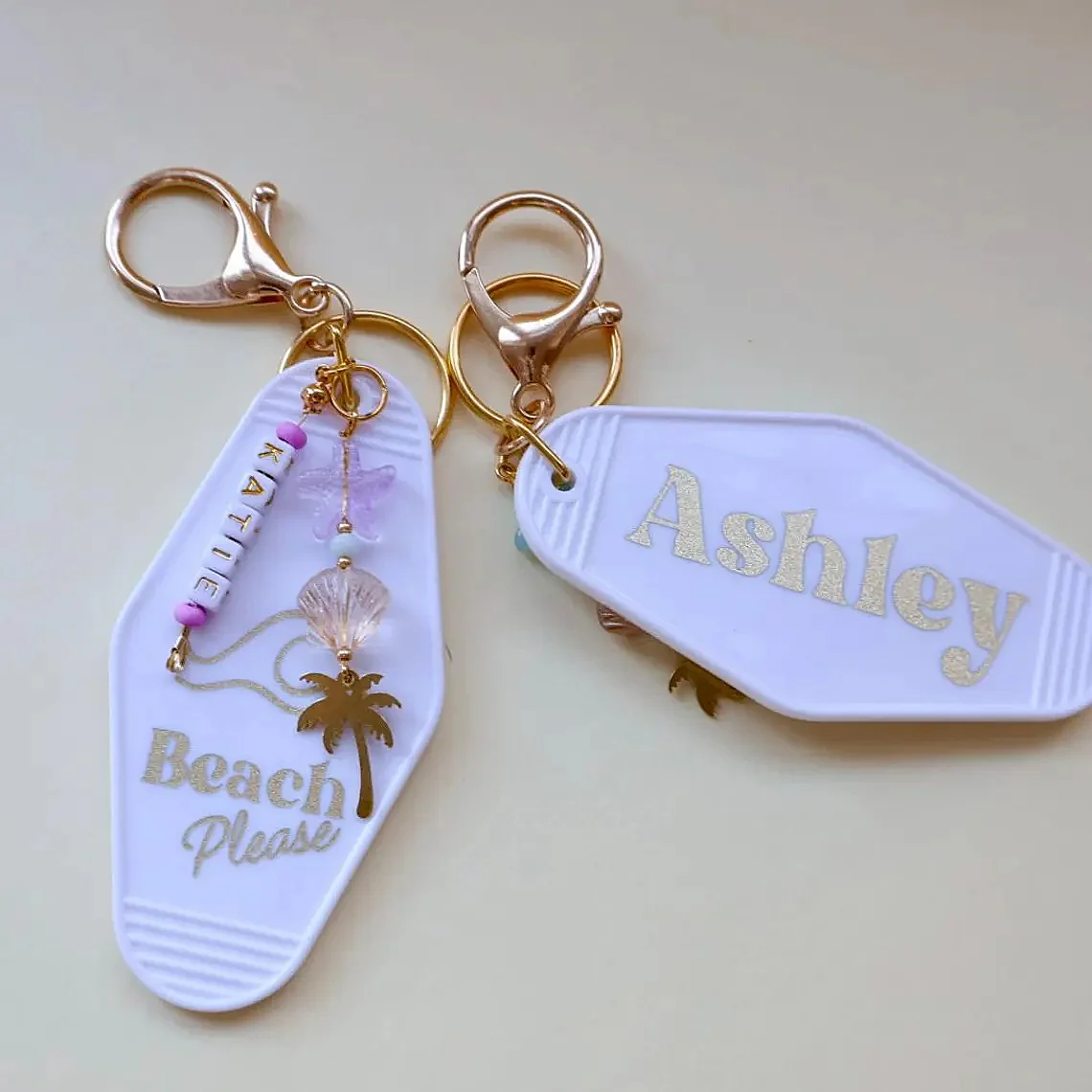 Custom Beach Motel Keychain – Seashell & Palm Tree Charm Gift - Image 4